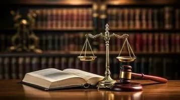 KI-generiertes Bild mit Gesetzesbüchern, Richterhammer und Waage der Gerechtigkeit auf einem Holztisch – Symbol für Recht und Justiz.