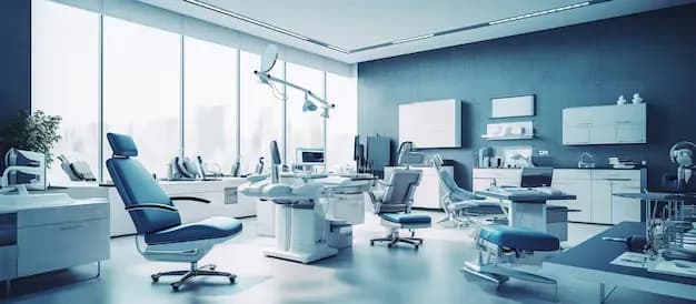 KI-generiertes Bild einer modernen Arztpraxis mit Schreibtisch, Computer, medizinischer Ausstattung und heller Einrichtung – Symbol für Digitalisierung und Effizienz im Gesundheitswesen.